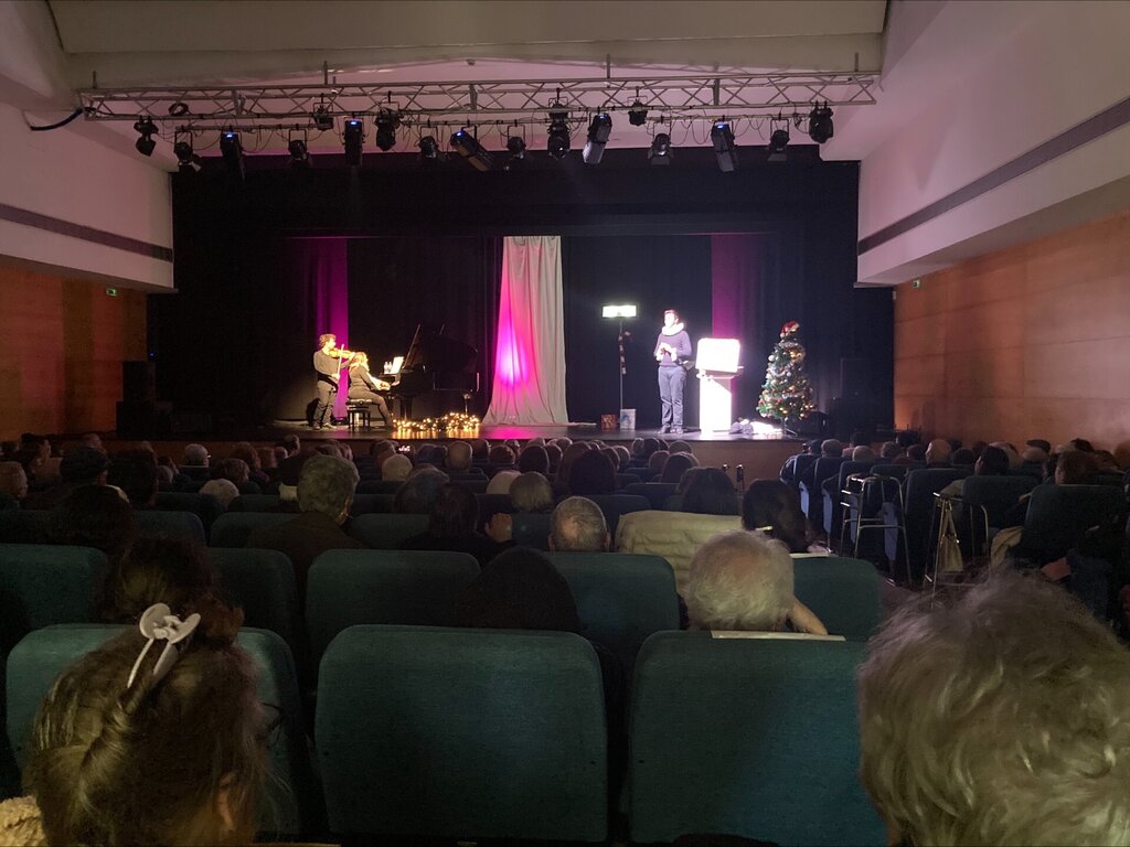 Duas centenas de seniores assistiram ao concerto "En´cantar poetas - Especial de Natal"