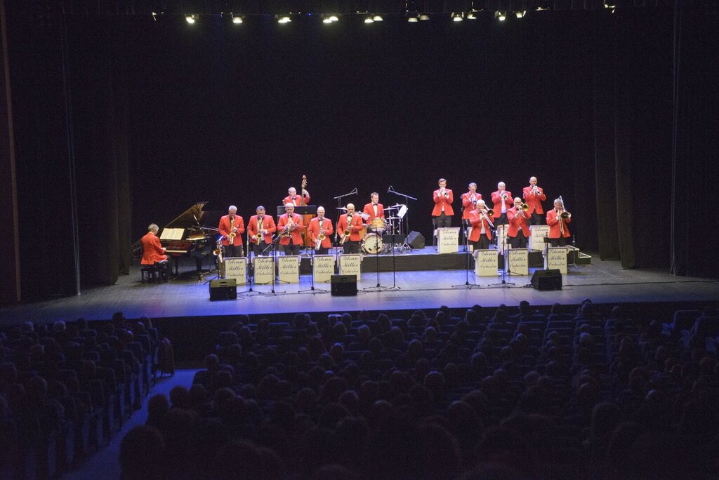 Glenn Miller Orchestra ovacionada de pé 