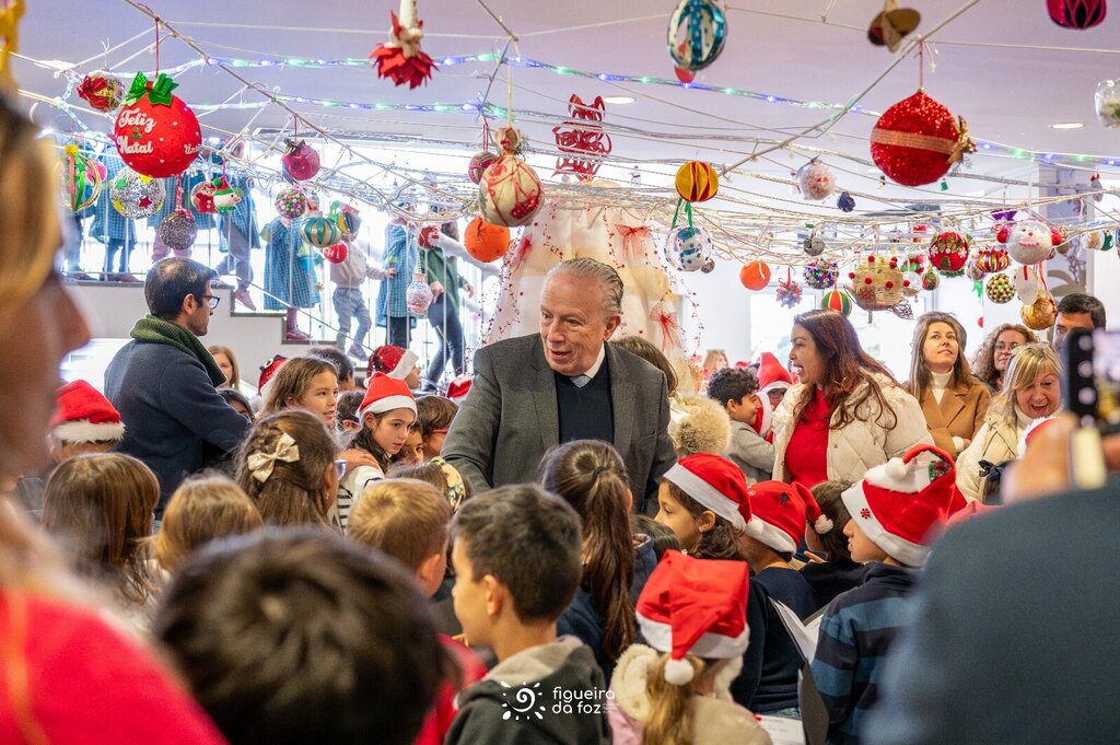 Município oferece presente de Natal a mais de 2500 crianças do pré escolar e 1º CEB