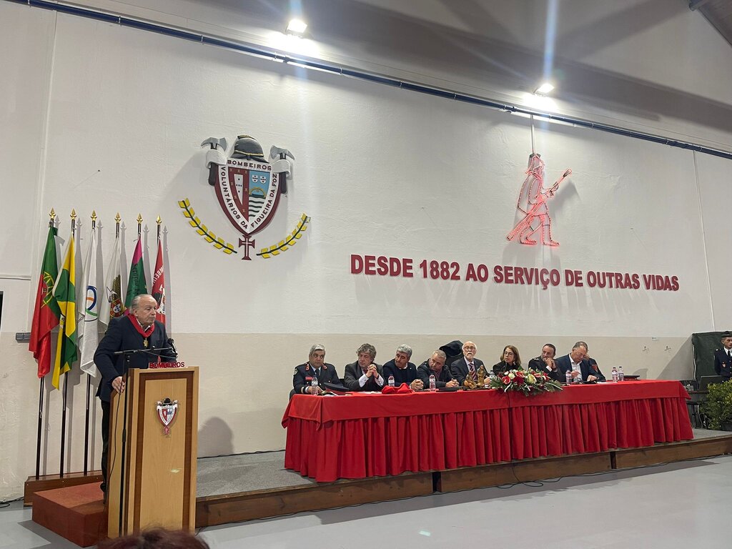 Pedro Santana Lopes reconhecido pela Associação Humanitária dos Bombeiros Voluntários com Colar d...