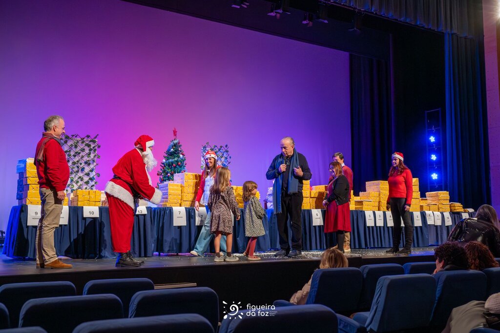 Município promoveu festa de Natal para funcionários, colaboradores e suas  famílias