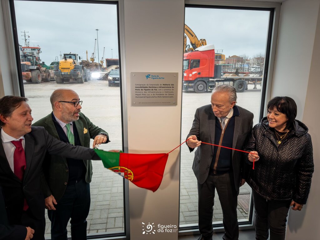 Empreitada de melhoria das acessibilidades marítimas e infraestruturas do porto da Figueira da Fo...
