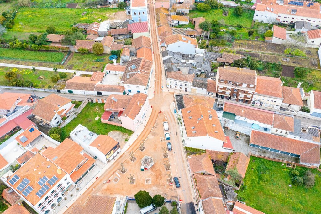 Beneficiação da Rua Direita no Paião: já é possível a circulação pedonal em toda a extensão da vi...