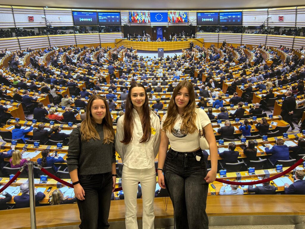 Vencedoras do concurso «O que representa para mim o 25 de Abril de 1974» em Bruxelas 