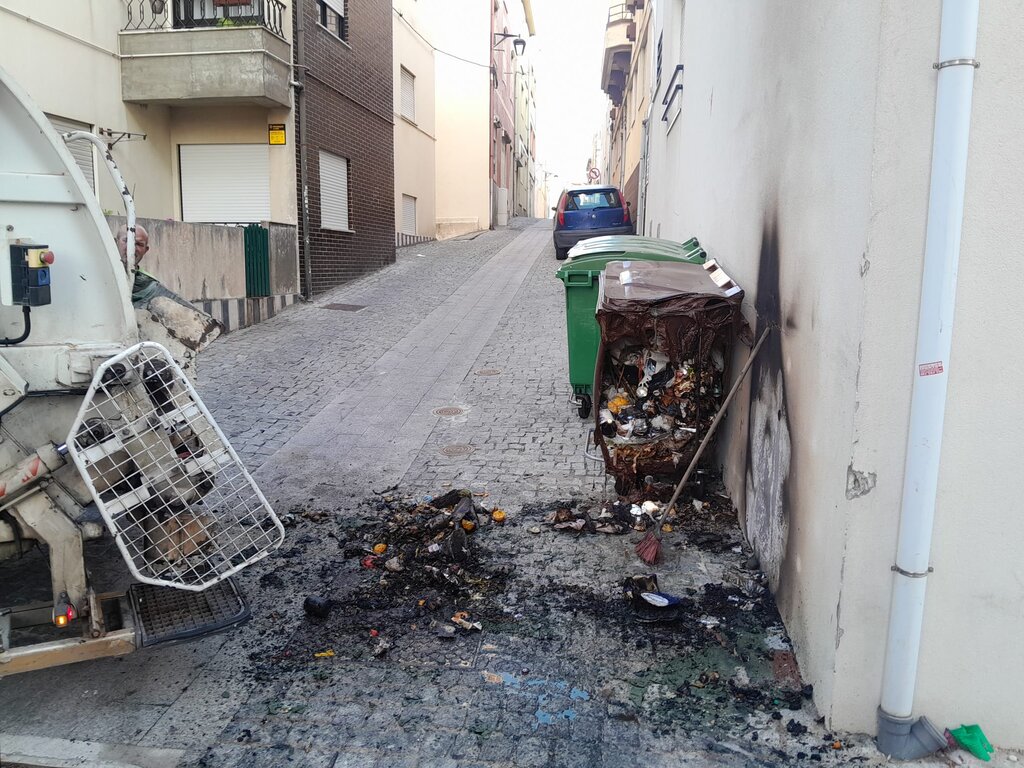 Município condena atos de vandalismo em contentores de RSU