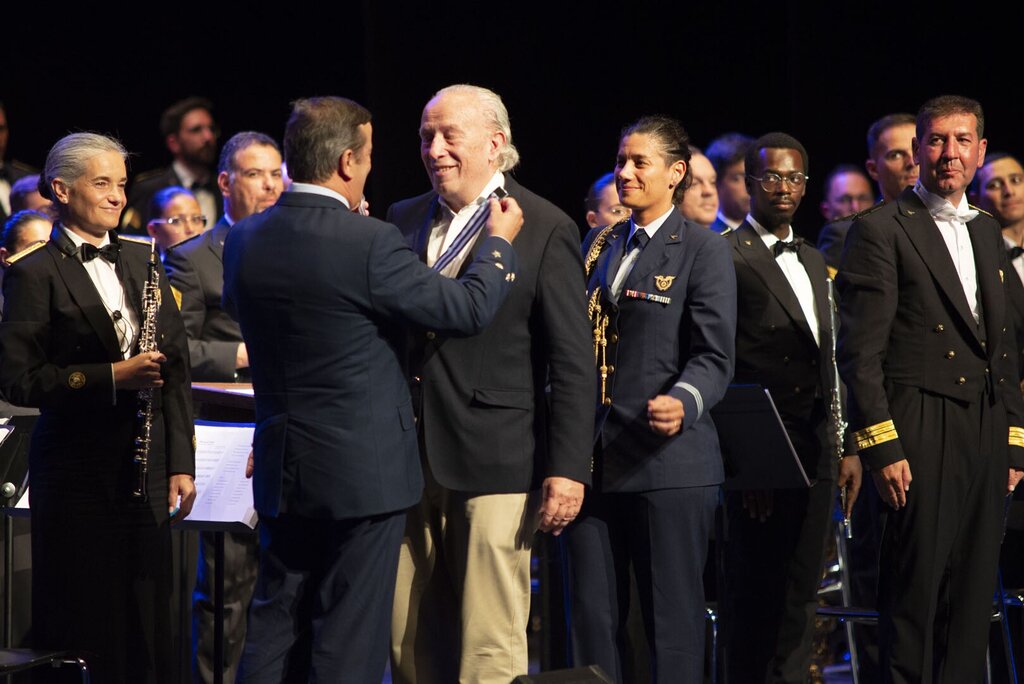 Força Aérea distinguiu presidente da Câmara Municipal em noite de concerto memorável 