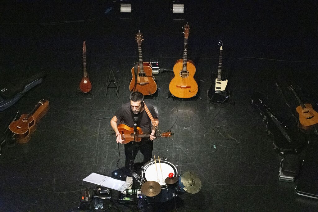 Manel Cruz deu um concerto CRU, puro e simples