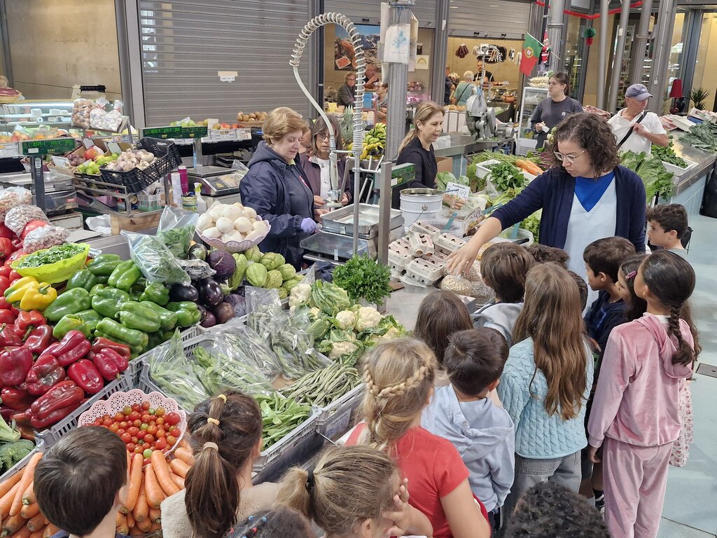 Teatro de fantoches, visita ao Mercado Municipal Engenheiro Silva e ementa "especial" promovem al...